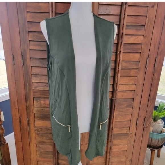 Chico's Tops - Traveler's by Chico's‎ green sleeveless cardigan gold zipper accent size 2 or lg